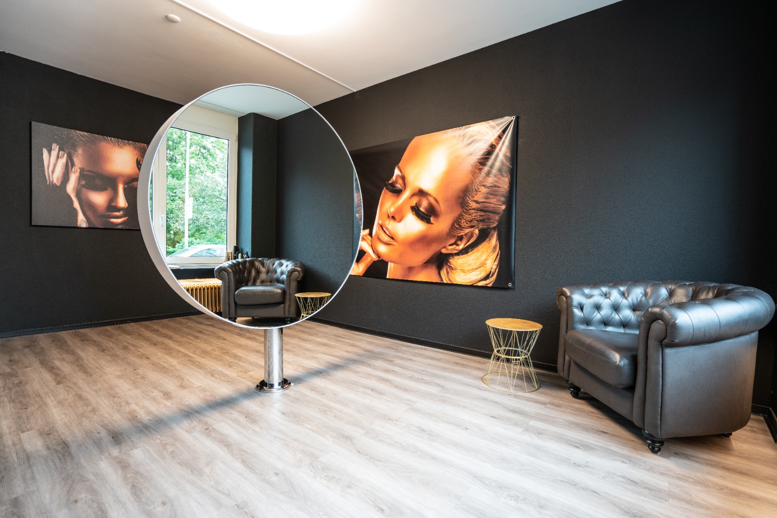Coiffeur Innenanstrich dunkel