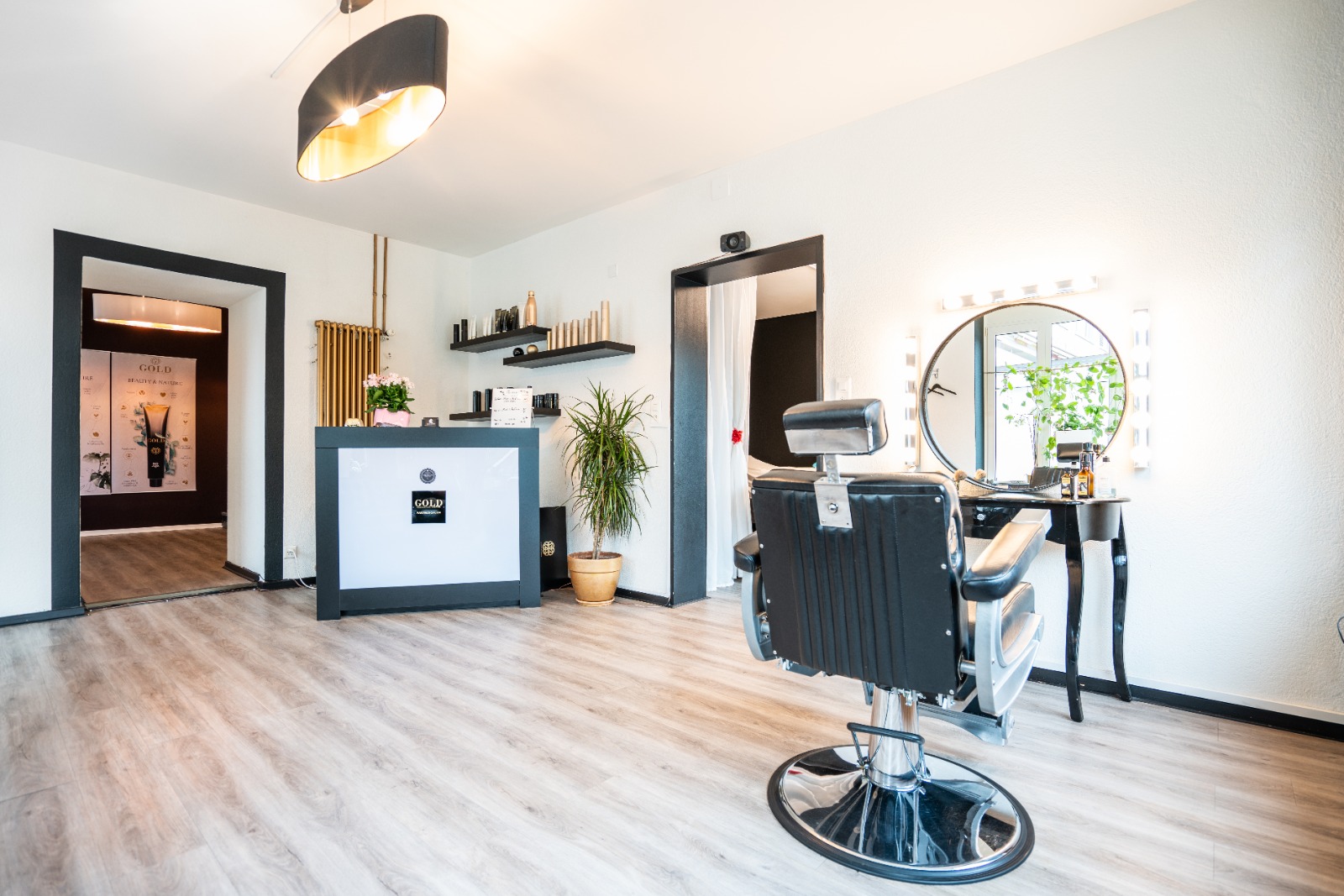 Coiffeur Innenanstrich hell